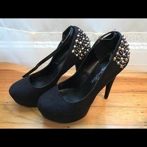 Black heeled pumps